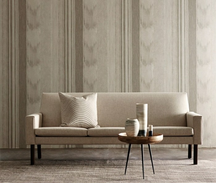 papier-peint-design-gris-clair-rayures-verticales-canapé-gris-clair-table-basse-cuivre papier peint design