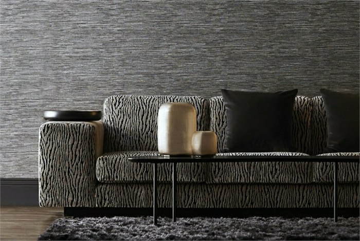 papier-peint-design-gris-foncé-texture-tissu-canapé-noir-blanc-vases-or