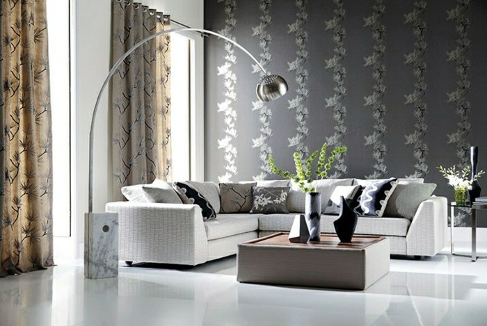 papier-peint-design-gris-motifs-floraux-délicats-canapé-blanc-table-basse-beige-rideaux papier peint design