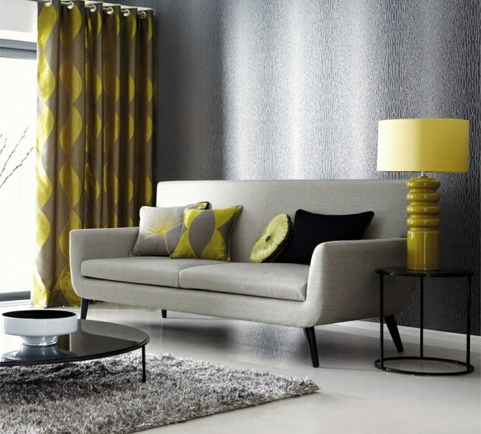 papier-peint-design-gris-texturé-canapé-gris-coussins-rideaux-motifs-jaunes papier peint design