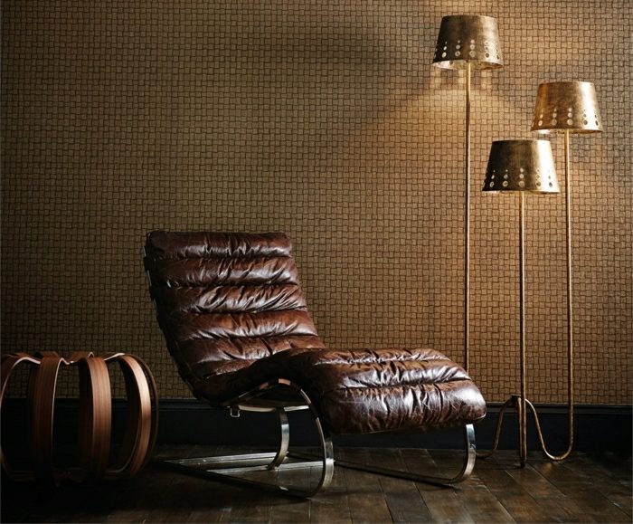 papier-peint-design-texturé-marron-chaise-longue-cuir-marron-lampes-métalliques papier peint design
