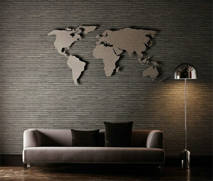 papier-peint-design-tissu-gris-foncé-déco-carte-monde-canapé-gris-lampe-sol-argent papier peint design