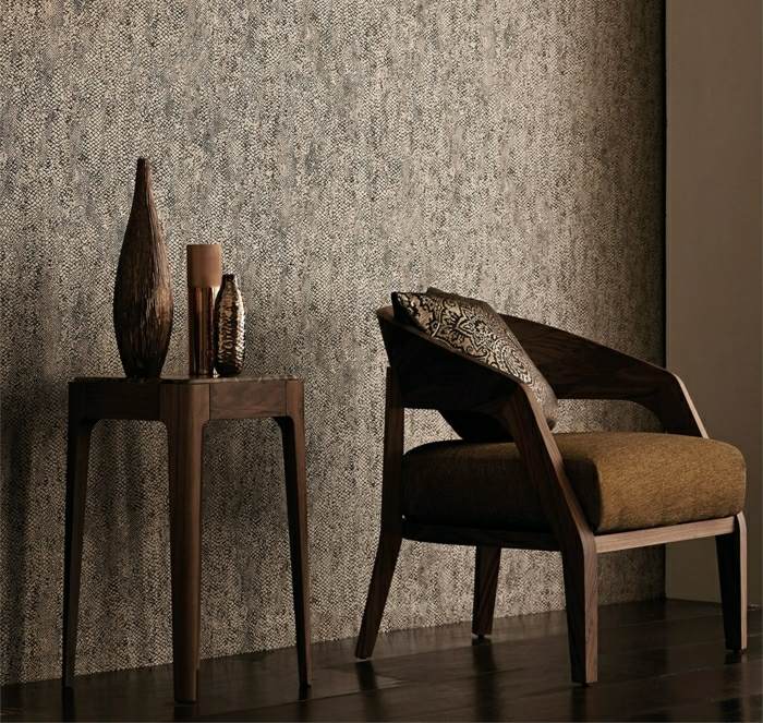papier-peint-design-tissu-marron-texture-chaise-bois-sombre-table-appoint-vases papier peint design
