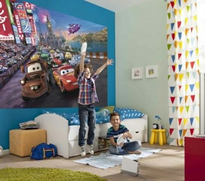 papier-peint-enfant-Cars-peinture-murale-bleues-chambre-garçon-rideaux-blanc-triangles