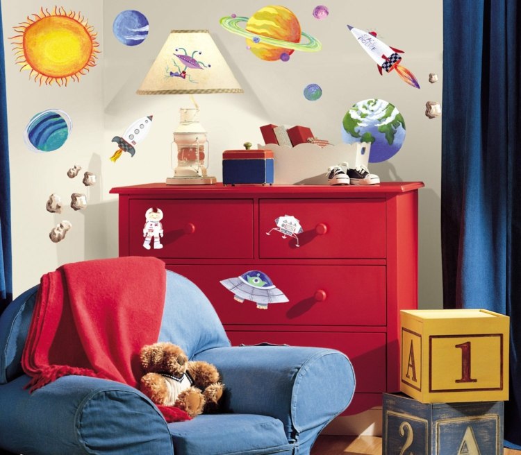 papier-peint-enfant-thème-planètes-commode-rouge-stickers papier peint enfant
