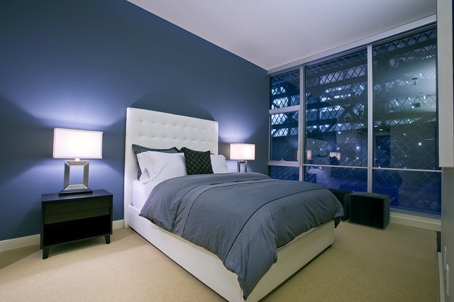 peinture-bleue-bleu-dense-chambre-coucher-tête-lit-capitonnée-blanche peinture bleue