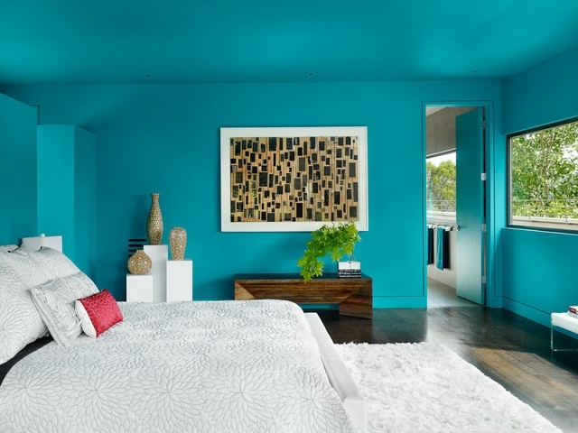 peinture-bleue-turquoise-chambre-coucher-literie-blanche-parquet-bois-sombre peinture bleue