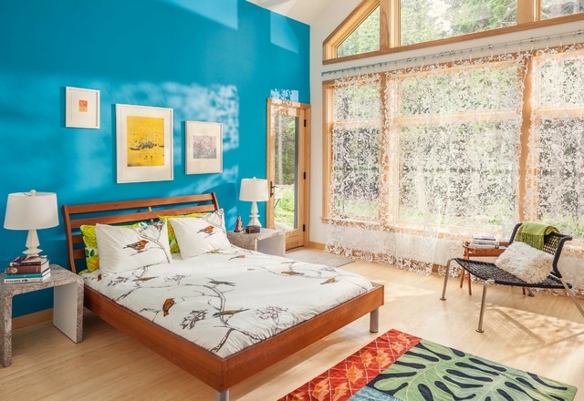 peinture-bleue-turquoise-chambre-coucher-rideaux-blancs-cadre-lit-bois peinture bleue