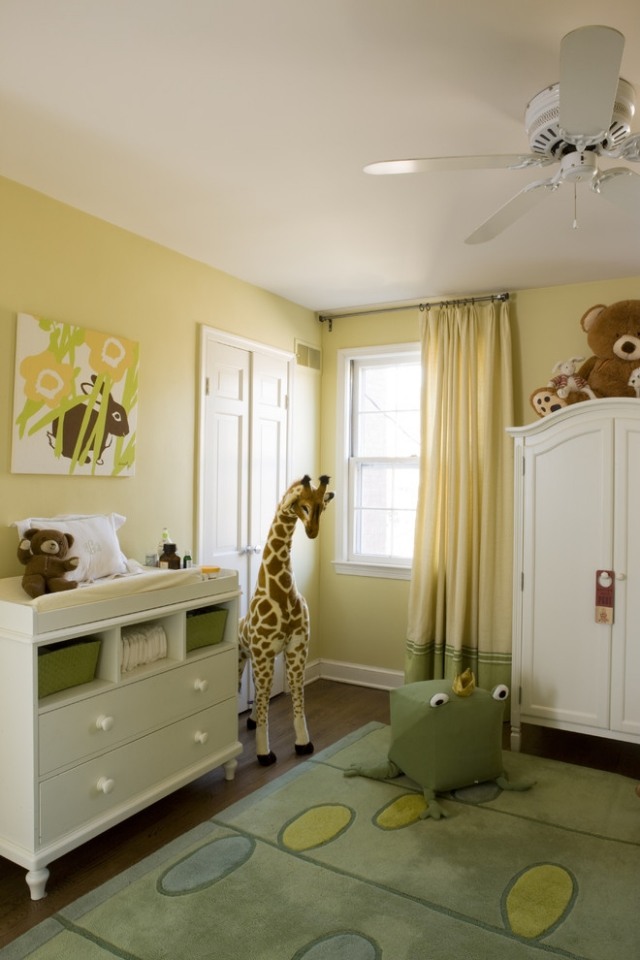 peinture-chambre-enfant-girafe-pelouche-rideau-tableau