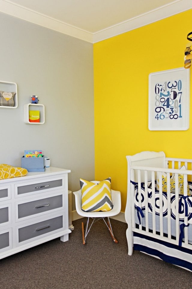 peinture-chambre-enfant-jaune-gris-commode-coussins-chevron