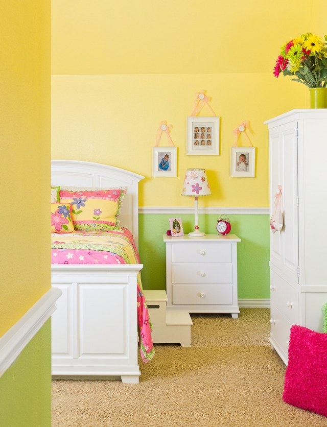 peinture-chambre-enfant-jaune-vert-armoire-ragenement-lit-coussins-lampe-poser