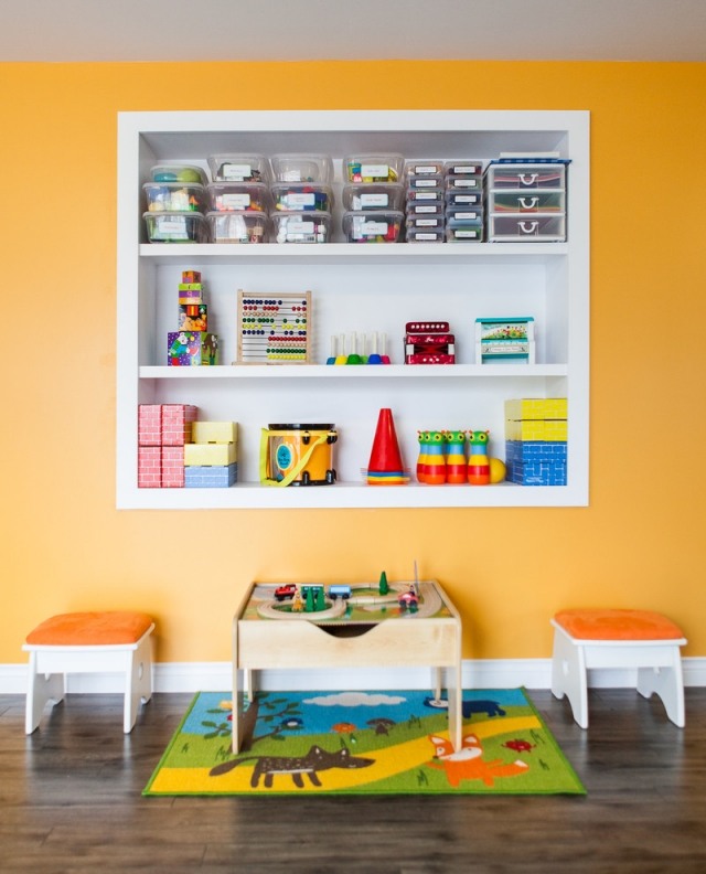 peinture-chambre-enfant-orange-etageres-rangement-blanche-tabouret