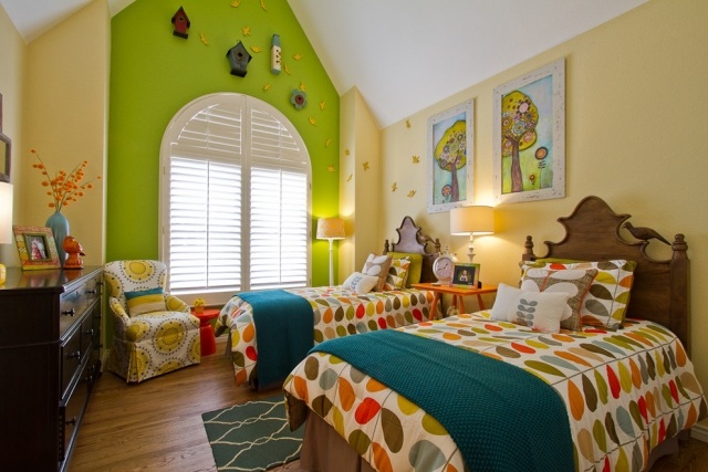 peinture-chambre-enfant-vert-sable-grand-lit-fauteuil