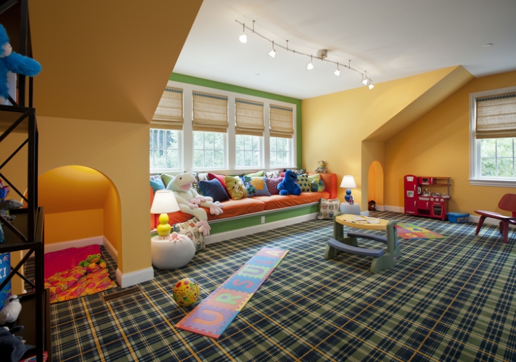 Peinture chambre enfant orange-lampe-plafond-tapis-canape-droit