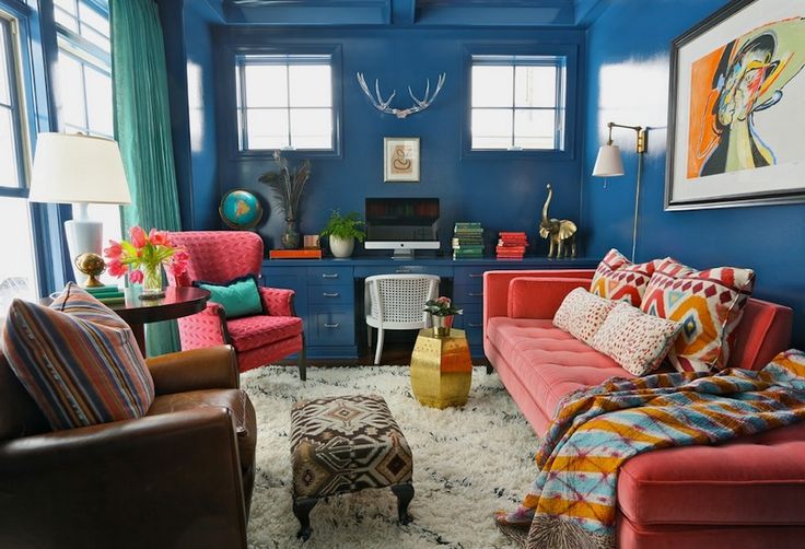 peinture murale bleue meubles corail rideaux turquoise