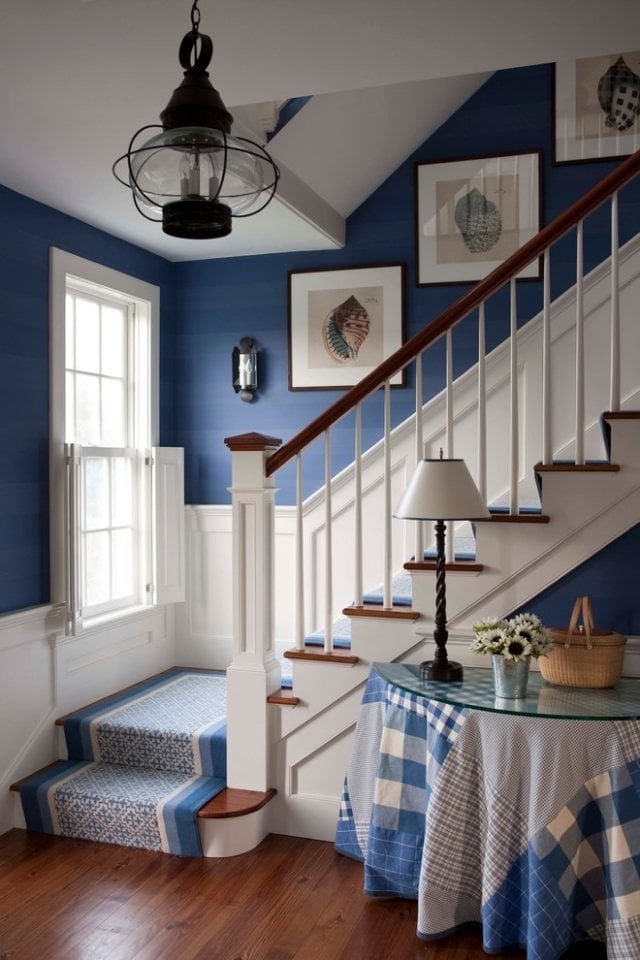 peinture-murale bleue mi-hauteur tapis escalier nappe assortis