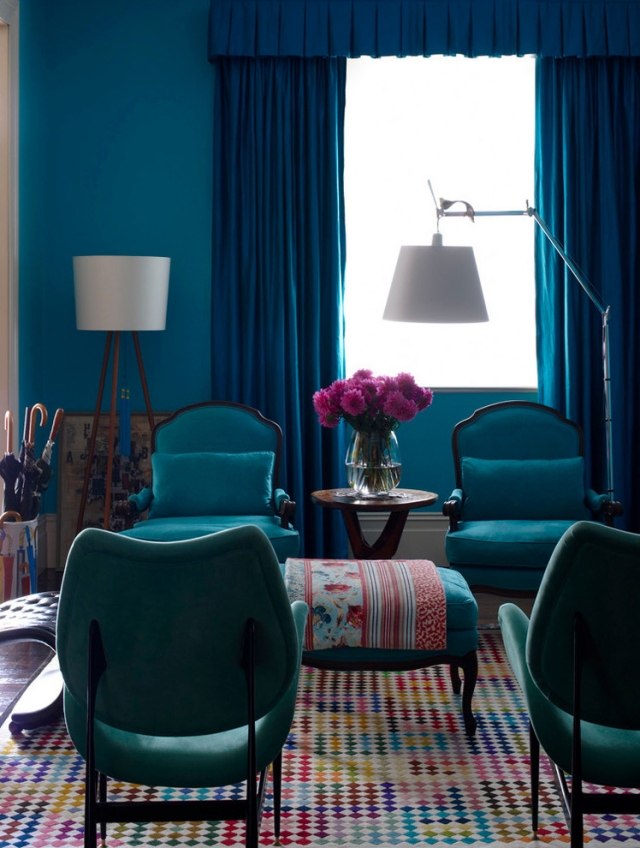 peinture-murale bleue rideaux assortis chaises sarcelle
