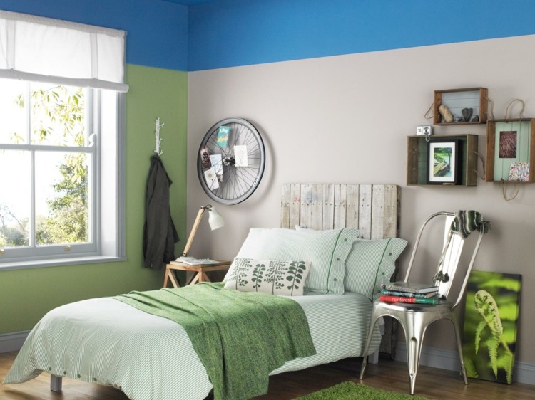 peinture murale couleur  chambre-adulte-bleu-grise-tete-lit-palette-bois-chaise-parquet-flottant
