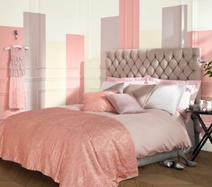 peinture-murale-couleur-chambre-adulte-rose-tete-lit-couverture-table-chevet