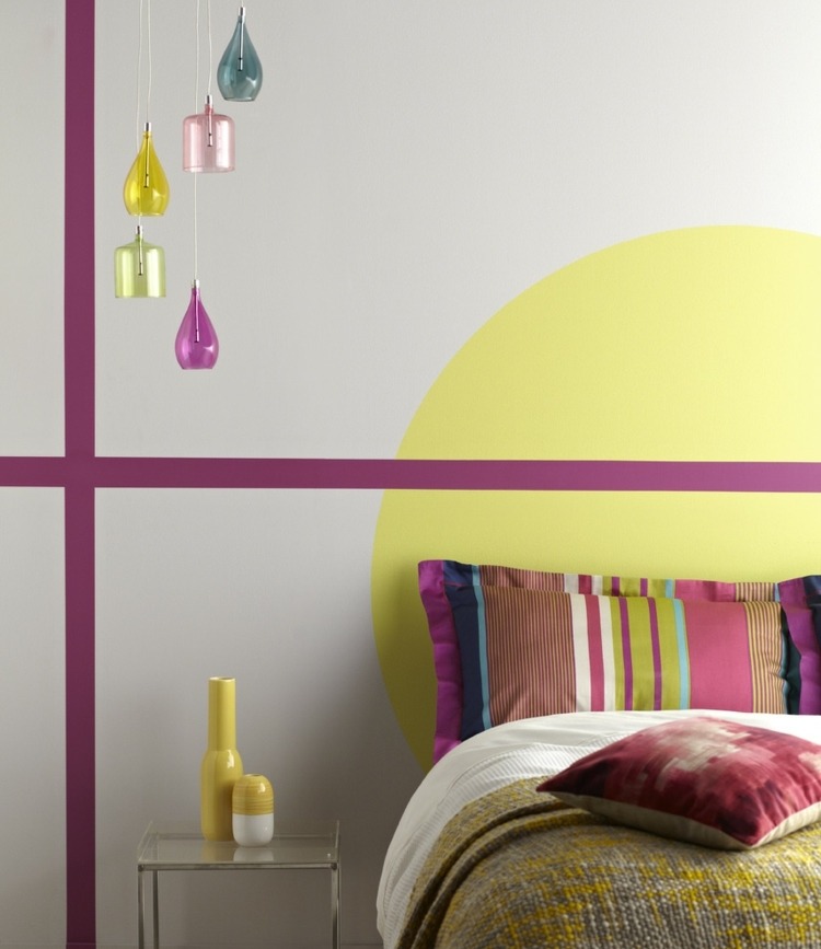 peinture-murale-couleur-chambre-adulte-tete-lit-jaune-suspension-multicolore-coussins