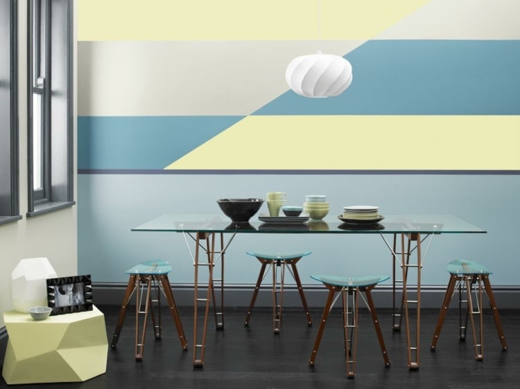 peinture-murale-couleur-coin-repas-table-verre-tabouret-bar-cadre-photo