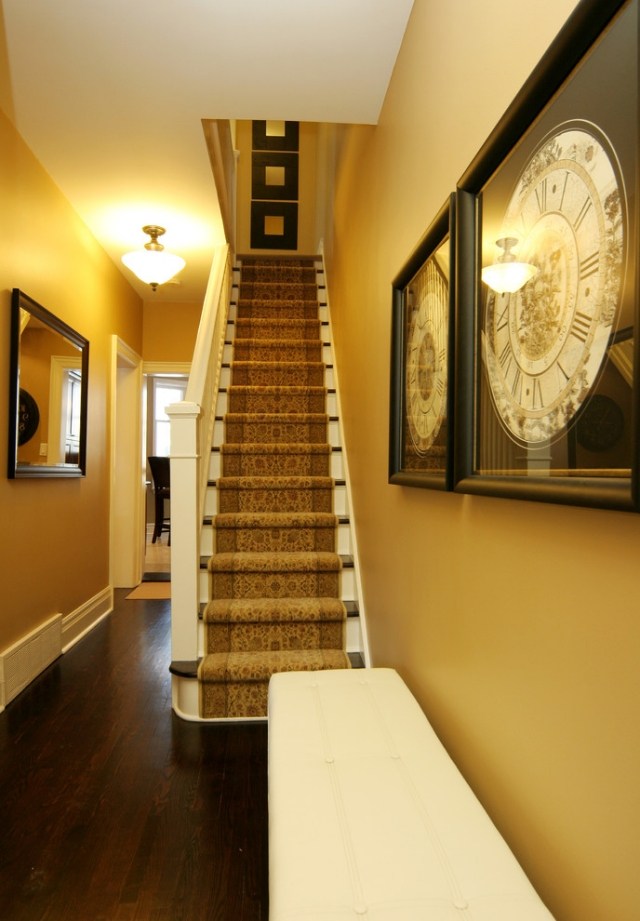 peinture-murale-couleur-jaune-couloir-tableau-escalier