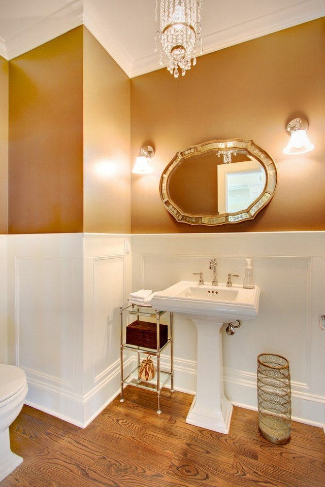 peinture-murale-couleur-or-miroir-ovale-salle-bains-suspension