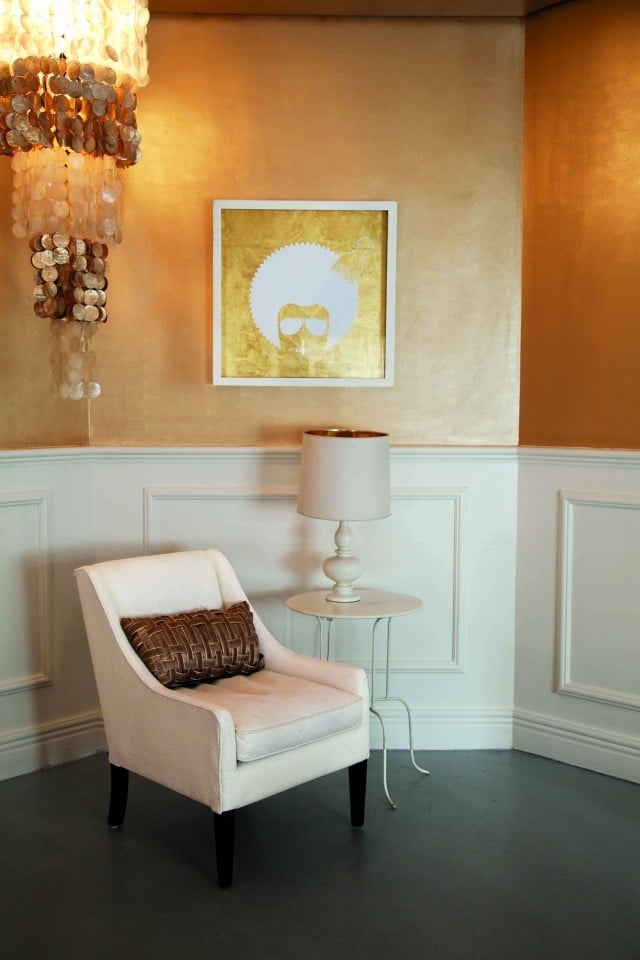 peinture-murale-couleur-or-tableau-lampe-poser-chaise-suspension