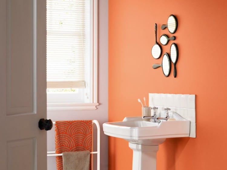 peinture murale couleur  orange-lavabo-miroir-porte-serviette