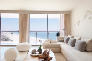 peinture-murale-couleur-sable-blanche-pouf-canape-rembouree-coussins-bois-flotte-table-basse