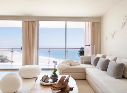 peinture-murale-couleur-sable-blanche-pouf-canape-rembouree-coussins-bois-flotte-table-basse