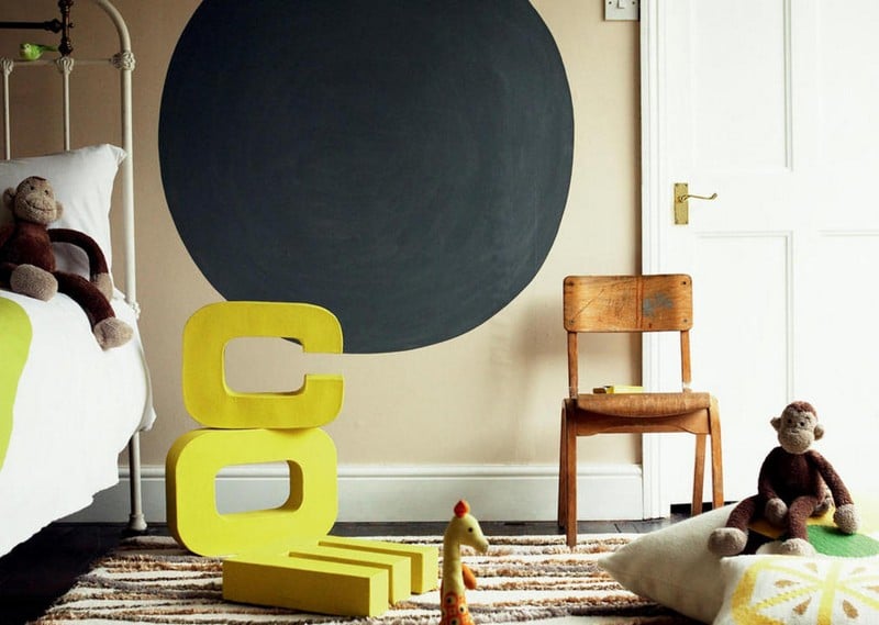 peinture-murale-couleur-sable-jaune-deco-interieur-chaise-bois-porte-blanche