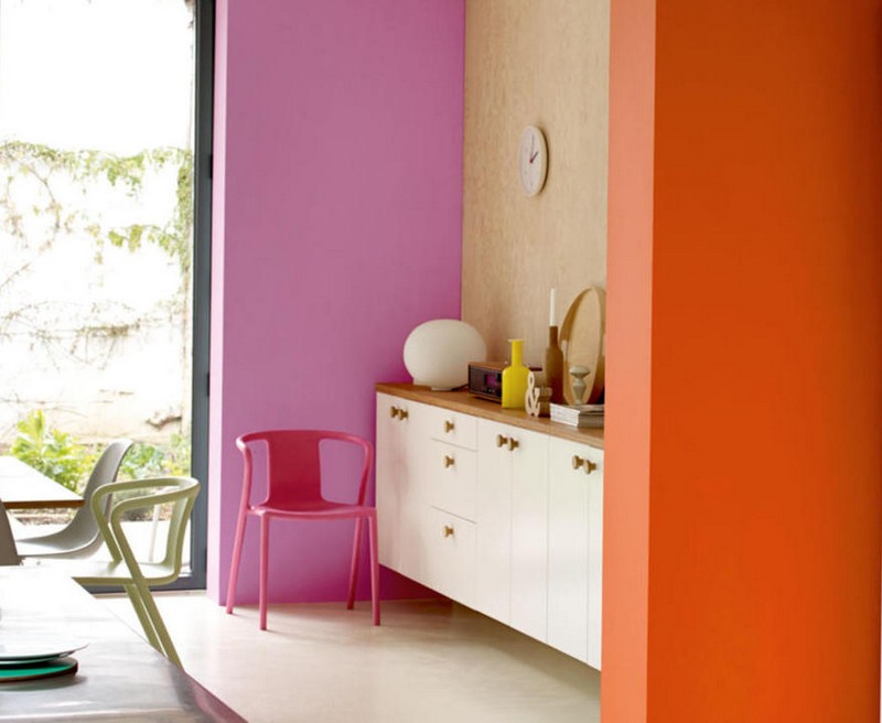 peinture-murale-couleur-sable-orange-violet-rose-chaises-table
