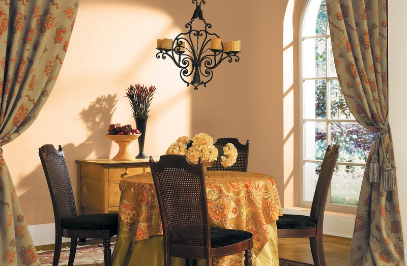 peinture-murale-couleur-sable-rideau-table-manger-rond-chaises-commode