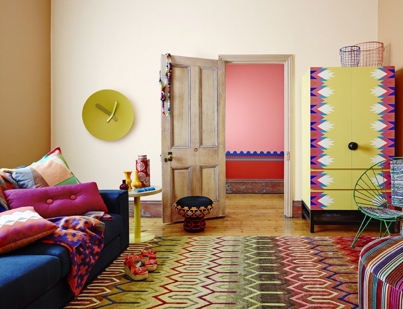peinture-murale-couleur-sable-tapis-armoire-rangement-canape-rembourre-coussins-chaise-metal