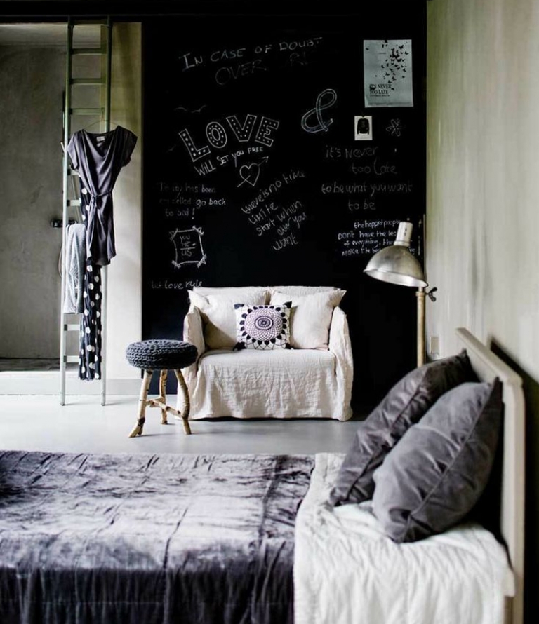 peinture-tableau-noir-chambre-coucher-fauteuil-blanc-coussins-gris