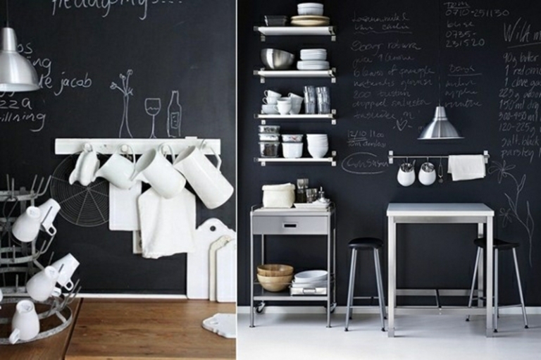 peinture-tableau-noir-cuisine-étagères-murales-blanches-petite-table-chaises-noires peinture tableau noir