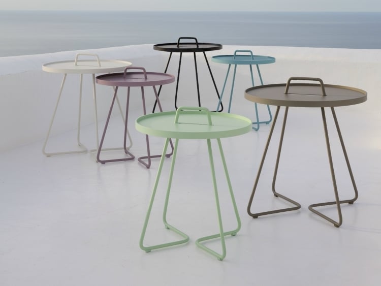 petite-table-jardin-ronde-design-moderne-poignée