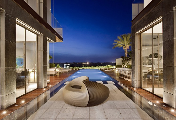 piscine-debordement-banc-rotin-moderne-spots-led-terrasse