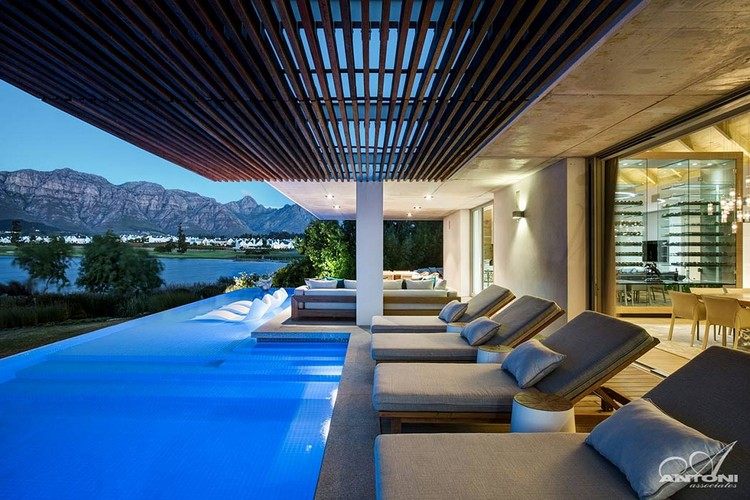 piscine-debordement-chaises-longues-bois-terrasse-couverte-moderne