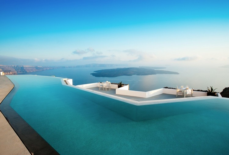 piscine-debordement-moderne-terrasse-table-chaises-vue-île