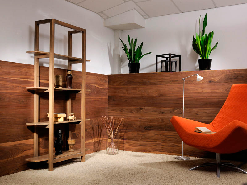 revetement-mural-panneau-bois-meuble-rangement-bois-futeuil-orange-plantes-vertes revêtement mural