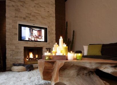 revetement-mural-pierre-Colorado-Sahara-creme-table-bois-bougie-deco-interieure