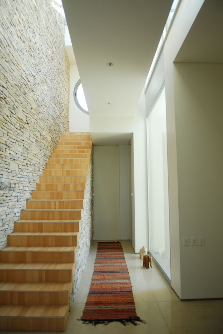 revêtement-mural-pierre-naturelle-escalier-droit-bois