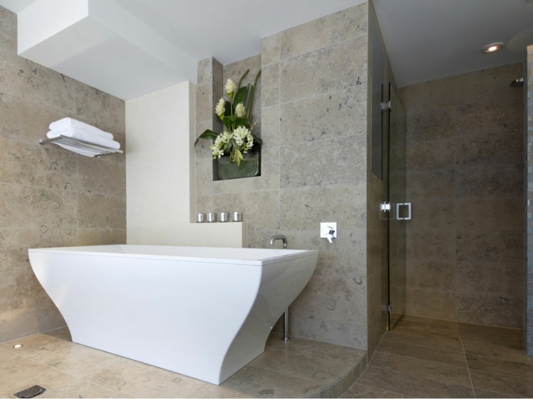 revêtement-sol-pierre-naturelle--calcaire-salle-bains-baignoire-poser