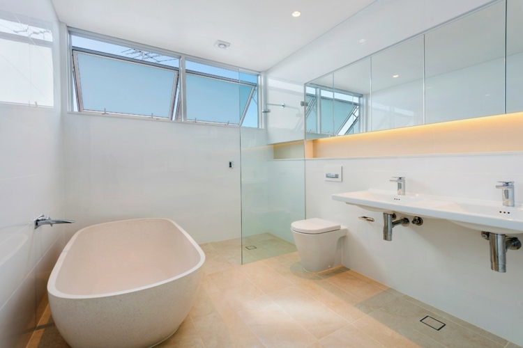 revêtement-sol-pierre-naturelle-gres-baignoire-ovale-lavabo-miroirs