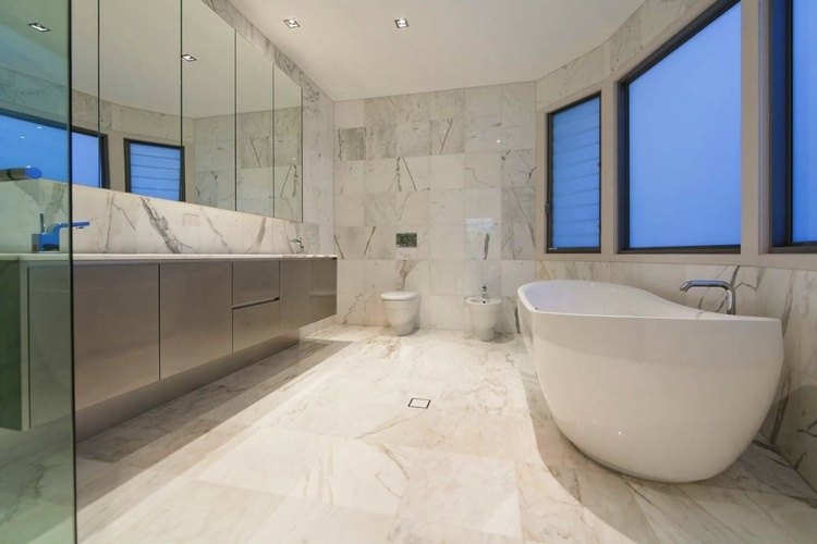 revêtement-sol-pierre-naturelle-marbre-baignoire-sous-lavabo-douche-italienne