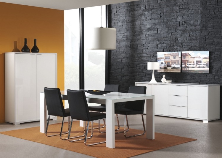 salle-manger-deco-murale-originale-mur-brique-noire-peinture-orange-table-blanche-chaises-noires