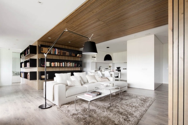 salon-design-canapé-blanc-meuble-rangement-mural-lampe-sol-noire-faux-plafond-bois