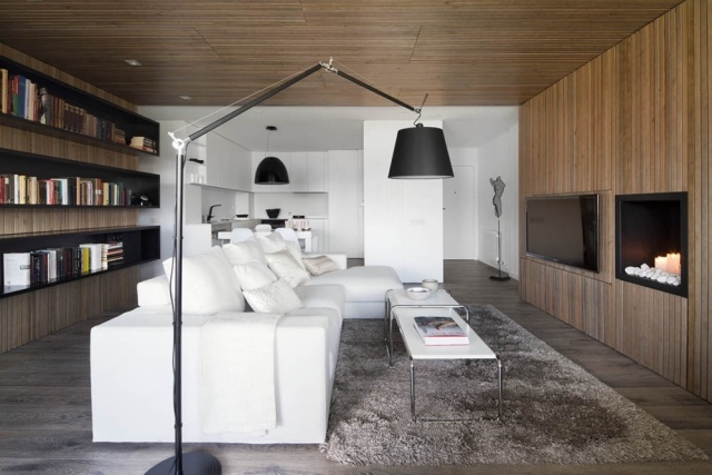 salon-design-canapé-blanc-tapis-gris-cheminée-revêtement-mural-bois-meuble-rangement